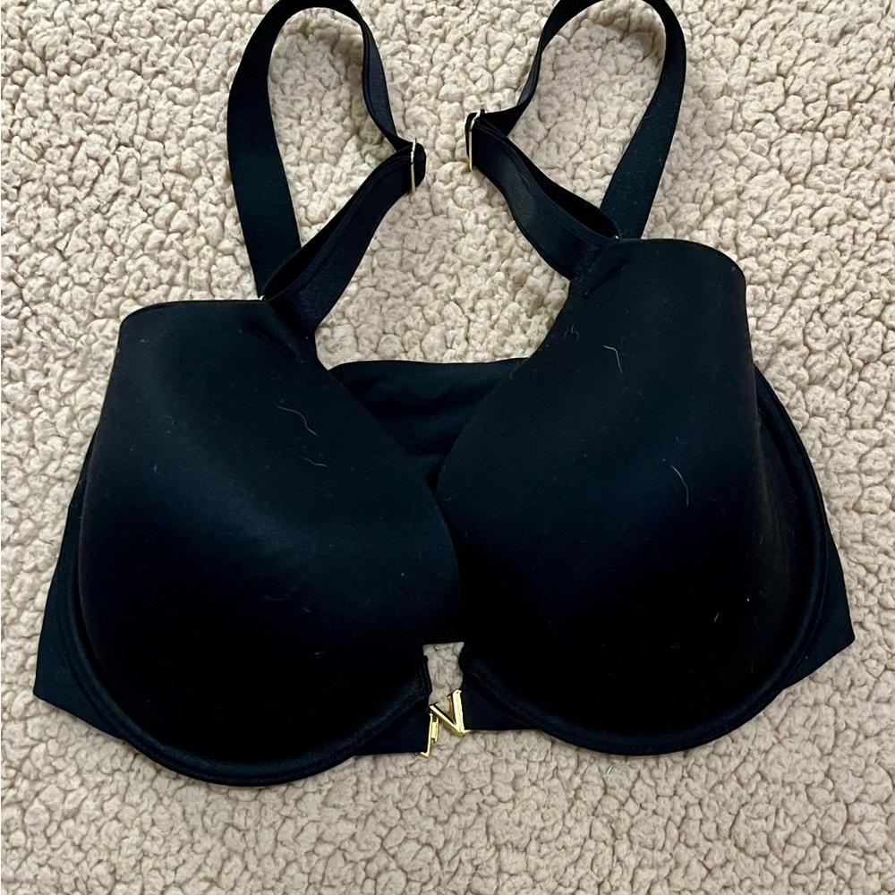 black Victoria’s Secret bra
front close
no push up